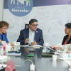Foto del secretario de Salud hablando con otros funcionarios del sector salud 