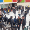 Imagen de varias personas en condición de discapacidad en un patio