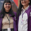 Dos mujeres con chaqueta púrpura de la Secretaría de la Mujer
