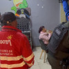Gestor de Convivencia y uniformado de la Policía durante operativo.