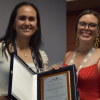 Foto de dos mujeres con un reconocimiento 