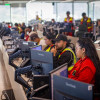 Funcionarios del Centro de Control de TransMilenio monitoreando desde computadores.
