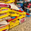 Apilamiento de alimentos concentrados para perros y gatos recolectados como ayuda humanitaria animal para Venezuela