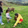 Imagen de una funcionaria junto con una señor y una niña en una área rural