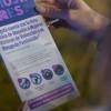 Mano sosteniendo folleto de la SDMujer en el que se lee: "Bogotá cuenta con la Ruta Única de Atención a Mujeres Víctimas de Violencias y en Riesgo de Feminicidio".