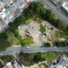 Foto que muestra árboles y una vía con carros andando 