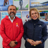 Director del IDRD, Daniel García, y ministra del Deporte, Patricia Duque posan frente a mural institucional del IDRD en Bogotá