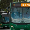 Foto de dos buses de TransMilenio en una vía de Bogotá