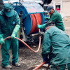Foto que muestra tres personas con el uniforme del Acueducto de Bogotá