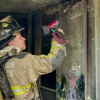Uniformado del Cuerpo de Bomberos atendiendo una emergencia.