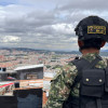 Militar mirando vista del sur de Bogotá en el horizonte.