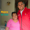 Foto que muestra dos personas sonriendo 