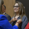 La secretaria Distrital del Hábitat, Vanessa Velasco, recibiendo la medalla Bienestar y Excelencia