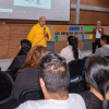 Foto que muestra un grupo de personas en una conferencia 
