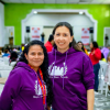Fotos de dos mujeres con un saco morado 