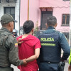Hombre capturado durante el operativo, rodeado de tres policías.