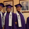 Imagen de los graduandos con sus birretes puestos
