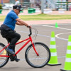 Persona mayor recorre pista de obstáculos en parque de Bogotá