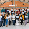 Foto que muestra un grupo de personas con diplomas en las manos 