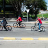 Personas en bicicleta recorren ciclovía de Bogotá durante jornada recreativa en el parque lineal de la ciudad
