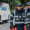 Foto de dos agentes de tránsito en una vía de Bogotá
