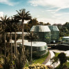 Vista aérea del Tropicario Jardín Botánico de Bogotá con invernaderos rodeados de palmeras tropicales