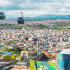 TransMiCable sobre Ciudad Bolívar destaca con panorámica de la localidad con vista a viviendas, corredores y montañas