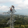 Foto que muestra dos personas con el uniforme de Enel Colombia trabajando en una antena de energía