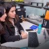 Foto que muestra dos mujeres mirando un computador 