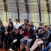 Imagen de varias personas sentadas