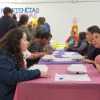 Imagen de varias personas hablando y compartiendo en una mesa