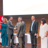 Imagen de la posesión en la que se ven varias personas dando la mano al alcalde Galán