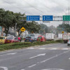 Foto que muestra vehículos andando por las calles