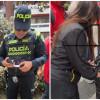 Foto que muestra un policia y personas recogiendo basuras 