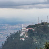 Foto pánoramica de Bogotá que muestra la iglesia de Monserrate, árboles y edificios 