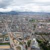 Vista panorámica de Bogotá con vías principales obras urbanas y cielo nublado