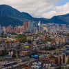 Panorámica de Bogotá con vista urbana de viviendas y cerros orientales bajo cielo nublado
