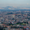 Panorámica de Bogotá con edificios residenciales, zona urbana y montañas al fondo