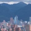 Fotografía panorámica de Bogotá con vista hacia Monserrate y Cerros Orientales