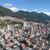 Panorámica de Bogotá con vista hacia edificios y cerros orientales bajo cielo despejado