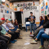 Imagen de personas reunidas en biblioteca comunitaria
