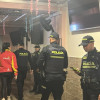 Policías inspeccionando un establecimiento.