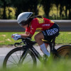 Foto que muestra una mujer montando bicicleta 
