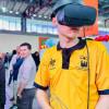 Foto que muestra un joven con unas gafas de realidad virtual 