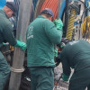 Foto que muestra tres personas con el uniforme del Acueducto de Bogotá