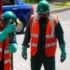 Foto que muestra dos trabajadores del Acueducto de Bogotá 