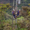 Foto que muestra dos personas con el uniforme de Enel Colombia realizando labores en una antena de energía 