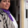 Mujer con una pañoleta morada.