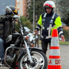 Foto de un motociclista y un funcionario de Movilidad 