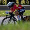 Ciclista del Equipo Bogotá compite en prueba contrarreloj sobre carretera abierta rural